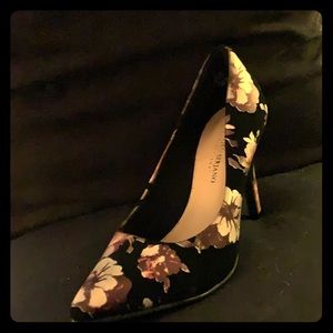 Size 8 1/2 never been worn velour and silk pumps.